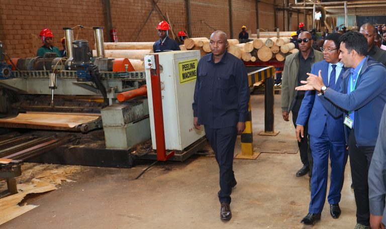 WAZIRI MKUU ATEMBELEA KIWANDA CHA KUCHAKATA MAZAO YA MISITU