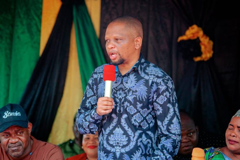 NAIBU WAZIRI HAMISI MWINYIJUMA AKABIDHI HATI 33 ZA MASHAMBA KWA WANANCHI WA KATA YA KWABADA
