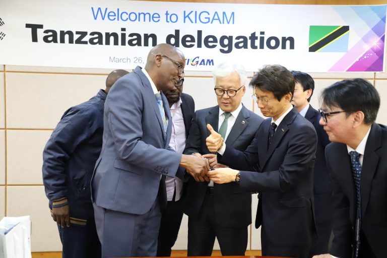 GST YASAINI HATI YA MAKUBALIANO (MoU) NA TAASISI YA JIOSAYANSI NA RASILIMALI MADINI YA KOREA KUSINI KIGAM