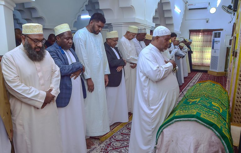 RAIS WA ZANZIBAR ALHAJJ DK. HUSSEIN MWINYI AJUMUIKA NA WANANCHI KATIKA SALA YA MAITI KUMSALIA MAREHEMU MUHAMMAD IBRAHIM SANYA ILIYOFANYIKA MASJID JIBRIL MKUNAZINI UNGUJA
