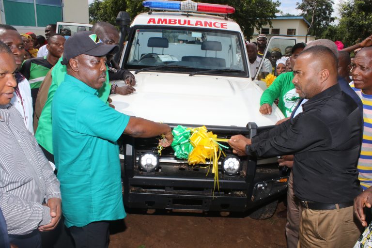 WAKAZI MAGAZINI WAISHUKURU SERIKALI NA MBUNGE VITA KAWAWA KUWAPELEKEA GARI LA WAGONJWA