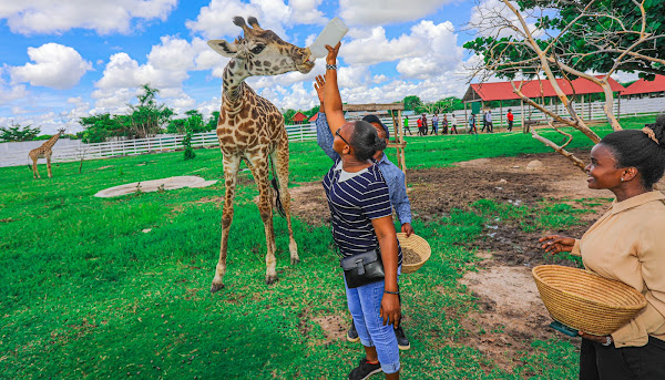 WAANDISHI WA HABARI SHINYANGA WASHUHUDIA MAAJABU YA BUSTANI YA WANYAMA YA ‘JAMBO ZOO’