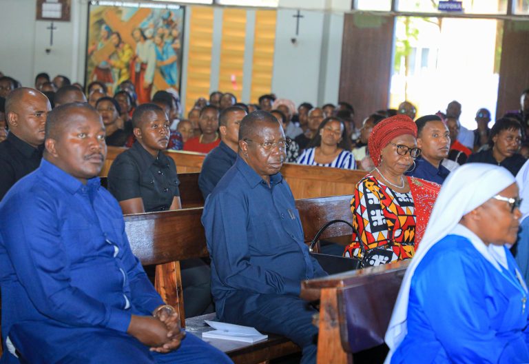 MAKAMU WA RAIS AKISHIRIKI IBADA YA IJUMAA KUU