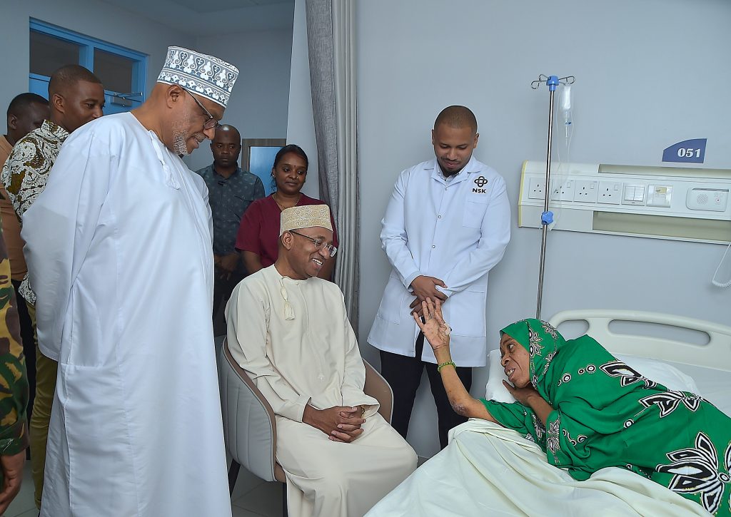 RAIS WA ZANZIBAER .DKT. MWINYI AMEWATEMBELEA WAGONJWA HOSPITALI YA RUFAA YA MKOA WA MJINI MAGHARIBI UNGUJA LUMUMBA