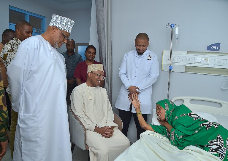 RAIS WA ZANZIBAER .DKT. MWINYI AMEWATEMBELEA WAGONJWA HOSPITALI YA RUFAA YA MKOA WA MJINI MAGHARIBI UNGUJA LUMUMBA