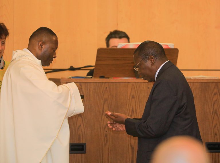 MAKAMU WA RAIS AKISHIRIKI MISA TAKATIFU YA JUMAPILI NCHINI ITALIA