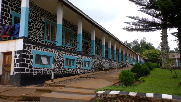 ASHIRA GIRLS SEKONDARI :KUTOKA FOLENI ZA VYOO HADI DARASA LA KISASA