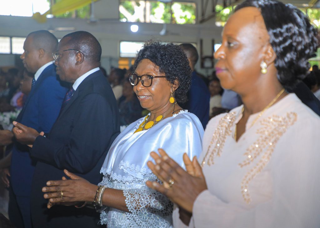 MAKAMU WA RAIS ASHIRIKI IBADA YA SIKUKUU YA PASAKA