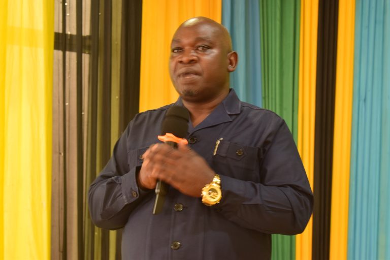 DC SWEDA AONYA WALIMU WANAOWEKA VYETI VYA TAALUMA REHANI ILI KUPATA MIKOPO UMIZA MITAANI NA KUANZA KUKIMBIA VIPINDI -NJOMBE