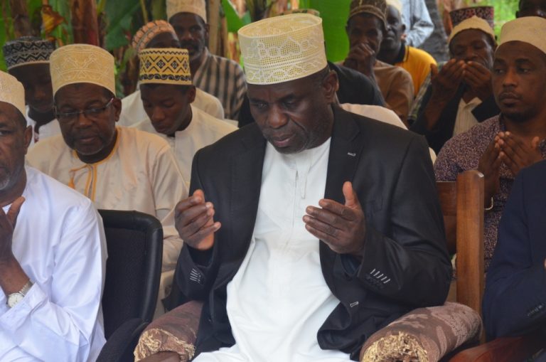 WAZIRI HAMZA ASHIRIKI DUA YA KUMUOMBEA RAIS MSTAAFU AWAMU YA NNE SHEIKH IDRISS ABDULWAKIL MAKUNDUCHI ZANZIBAR