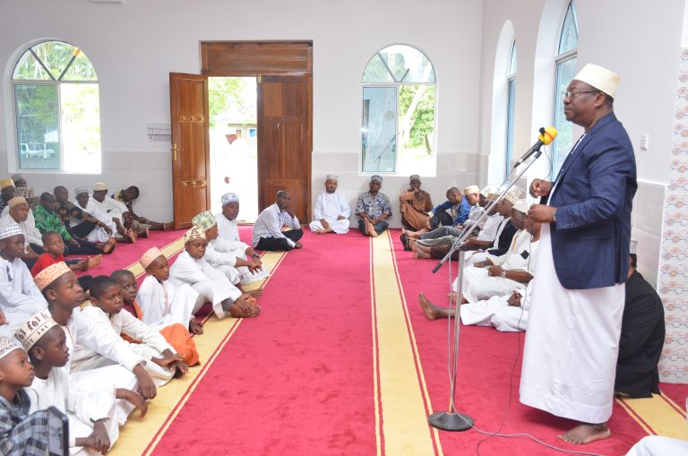 WAZIRI WA UJENZI MAWASILIANO NA UCHUKUZI AHUDHURIA DUA KUMUOMBEA SHEIKH ALI HASSAN MWINYI