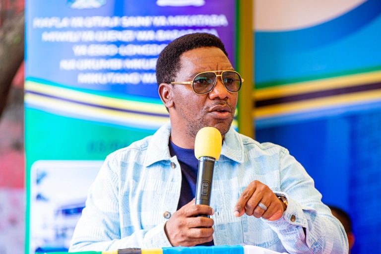 RC MAKONDA ASHUHUDIA UTIAJI SAINI UJENZI WA BARABARA YA ESO – LONGDON NA UKUMBI WA MIKUTANO ARUSHA