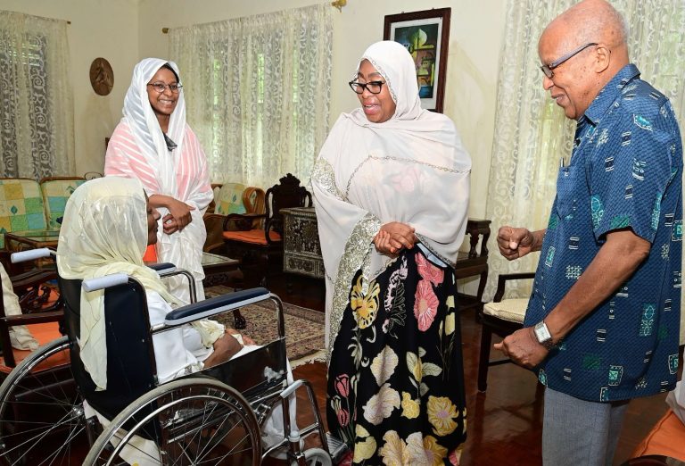 RAIS SAMIA AMTEMBELEA PROFESA SALEH IDRIS NYUMBANI KWAKE MAISARA ZANZIBAR