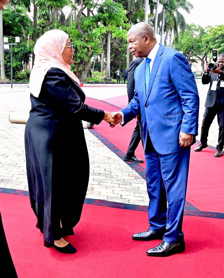 RAIS SAMIA ATEMBELEA KIWANDA CHA KUSAFISHA MAFUTA LUANDA ANGOLA