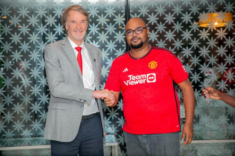 BOSI WA MAN UNITED AKUTANA NA MASHABIKI DAR, AWAAMBIE YAJAYO YANAFURAHISHA