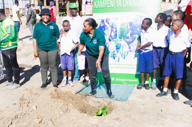 HALMASHAURI WILAYA YA BAGAMOYO YAPANDA MITI 500 KUBORESHA MAZINGIRA ENEO LA MNADA WA ZINGA