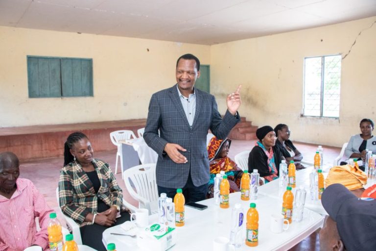 DKT. JINGU ATOA MKONO WA PASAKA KWA WAZEE NUNGE