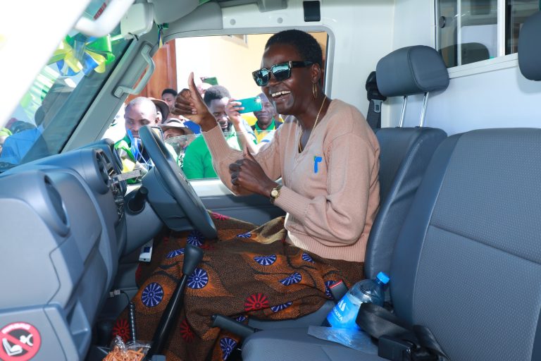 SPIKA DKT. TULIA AZINDUA GARI LA KUBEBEA WAGONJWA KITUO CHA AFYA MWAKIBETE