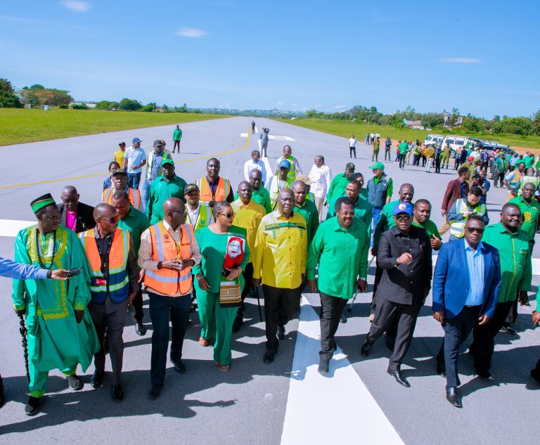 BALOZI NCHIMBI AKAGUA MRADI WA UWANJA WA NDEGE WA MUSOMA