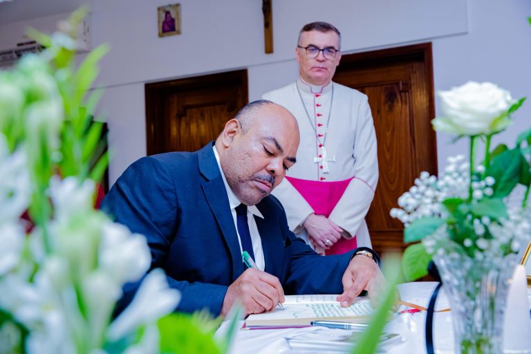 WAZIRI KOMBO ASAINI KITABU CHA MAOMBOLEZO UBALOZI WA VATICAN NCHINI TANZANIA