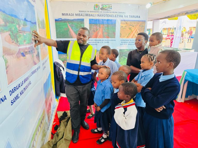 WANAFUNZI SHULE YA MSINGI GHATI WATEMBELEA BANDA LA TARURA MAONESHO YA OSHA SINGIDA