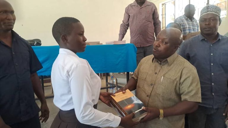 DKT SAMIA ATOA VITABU ZAIDI 700 SHULE YA SEKONDARI INGWE 