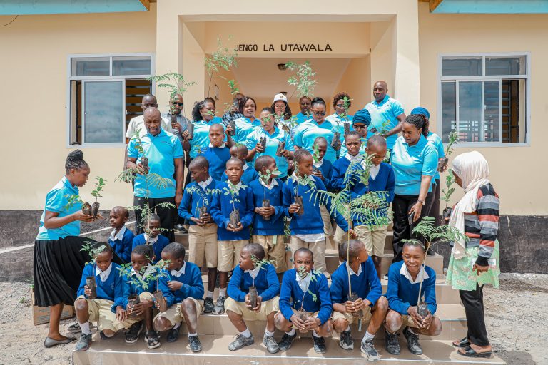 MITI 100 YAPANDWA SHULE YA MSINGI MAHUNGU