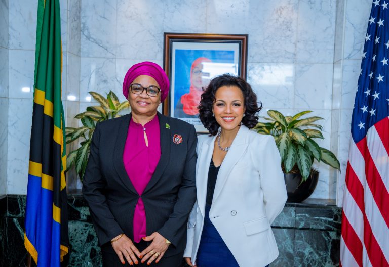 DKT. NATU MWAMBA ATETA NA MKURUGENZI MTENDAJI WA MFUKO WA CIF, JIJINI WASHINGTON MAREKANI