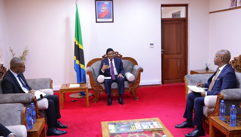 WAZIRI MKUU AKUTANA NA MABALOZI WA TANZANIA NCHI ZA SWEDEN NA MSUMBIJI