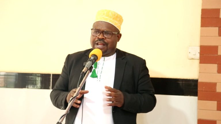 MHE SHAMATA ATEMBELEA NA KUSOMA DUA KABURI LA MAREHEMU SHEIKH THABIT KOMBO