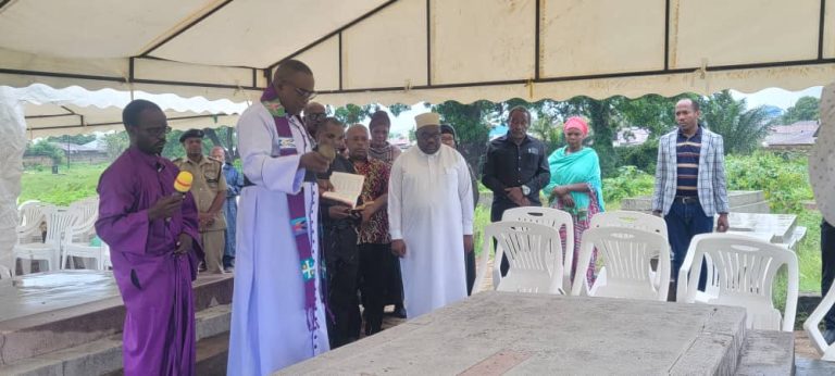 WAZIRI MREMBO AFANYA ZIARA NA KUOMBA DUA KATIKA KABURI LA HAYATI EDDINGTON KISSASSI