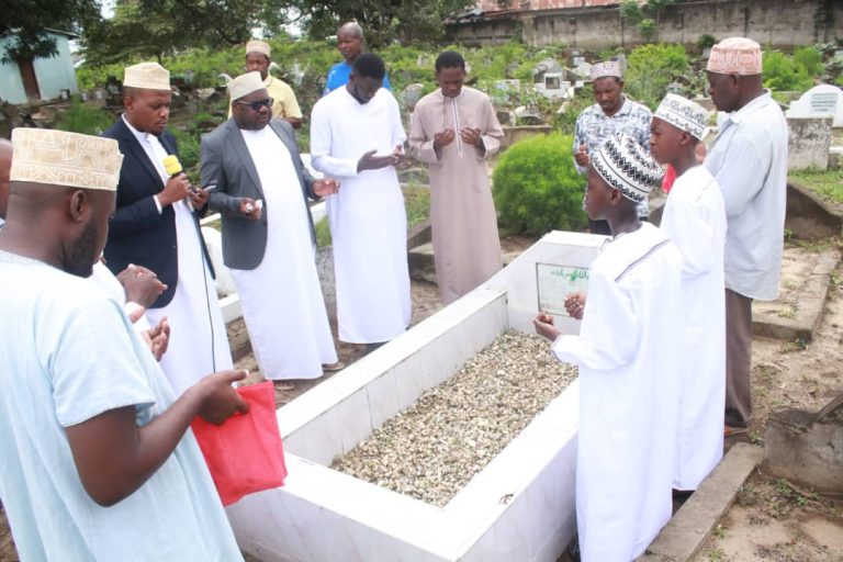 MHE. MREMBO ATEMBELEA NA KUOMMBA DUA KABURI LA MAREHEMU KAUJORE