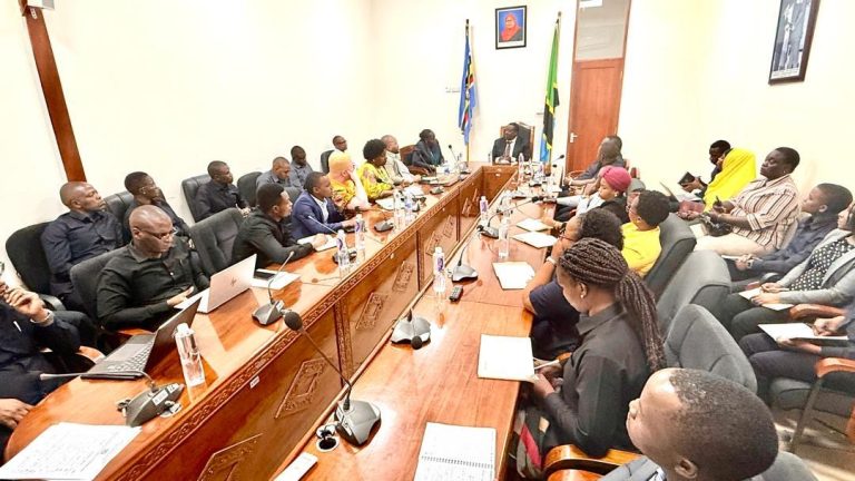 KATIBU MKUU LUHEMEJA ATETA NA MABALOZI WA MAZINGIRA