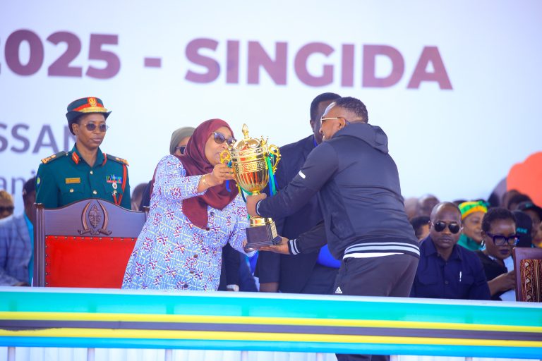 WIZARA FEDHA YAPOKEA TUZO MBILI ZA USHINDI SHEREHE ZA MEI MOSI