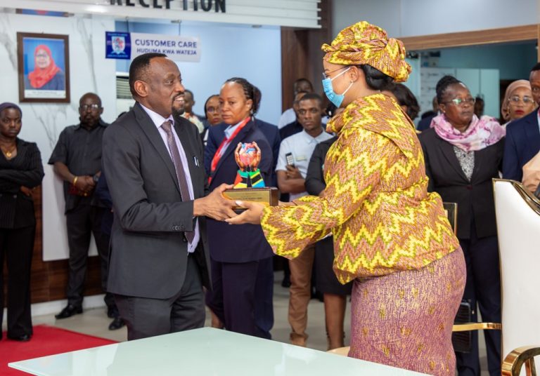 MKE WA RAIS WA MSUMBIJI AFANYA ZIARA JKCL