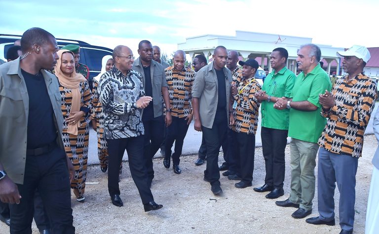 RAIS WA ZANZIBAR MHE.DK. MWINYI APOKEA MAANDAMANO YA WAFANYAKAZI KILELE CHA MAADHIMISHO YA SIKU YA WAFANYAKAZI DUNIANI MKOA WA KUSINI UNGUJA KIZIMKAZI