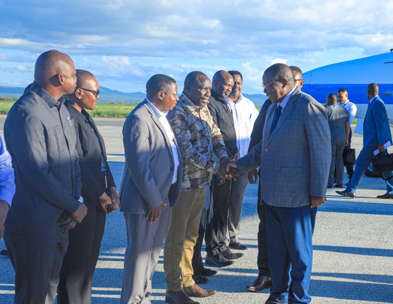 MAKAMU WA RAIS AKIWASILI KILIMANJARO KUSHIRIKI MAZISHI YA HAYATI MSUYA