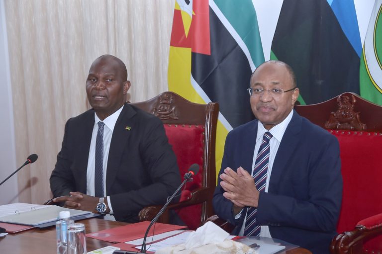 RAIS WA ZANZIBAR MHE.DKT.  MWINYI AZUNGUMZA NA MGENI WA RAIS WA MSUMBIJI IKULU ZANZIBAR