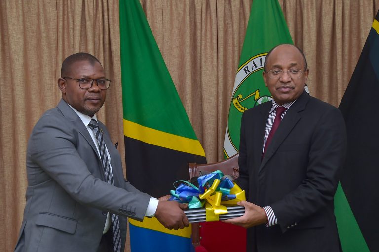 RAIS DKT. MWINYI AKABIDHIWA RIPOTI YA MDHIBITI NA MKAGUZI WA HESABU ZA SERIKALI ZANZIBAR KWA KIPINDI CHA MWAKA WA FEDHA 2023/2024
