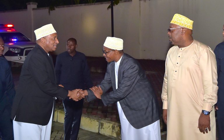 RAIS  ALHAJJ DK.MWINYI AHUDHURIA KISOMO CHA HITMA NA DUA KUMUOMBEA MAREHEMU HAMISA SALMINI AMOUR JUMA MASJID JAMIU ZINJIBAR MAZIZINI ZANZIBAR