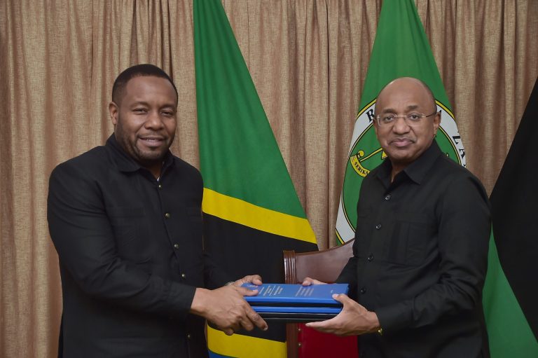 RAIS WA ZANZIBAR MHE. DKT. MWINYI AMKABIDHI SPIKA WA BARAZA LA WAWAKILISHI ZANZIBAR RIPOTI YA CAG