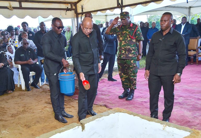 RAIS WA ZANZIBAR MHE.DKT. HUSSEIN MWINYI AMEJUMUIKA NA WANANCHI KATIKA MAZIKO YA MWILI WA MAREHEMU CHARLES HILARY ZANZIBAR