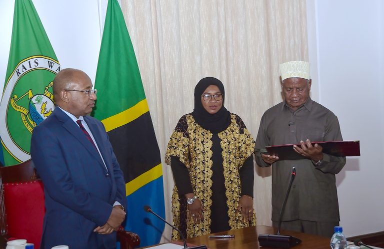 RAIS WA ZANZIBAR MHE.DKT.MWINYI AMUAPISHA KAMISHNA WA TUME YA MAADILI YA VIONGOZI WA UMMA ZANZIBAR