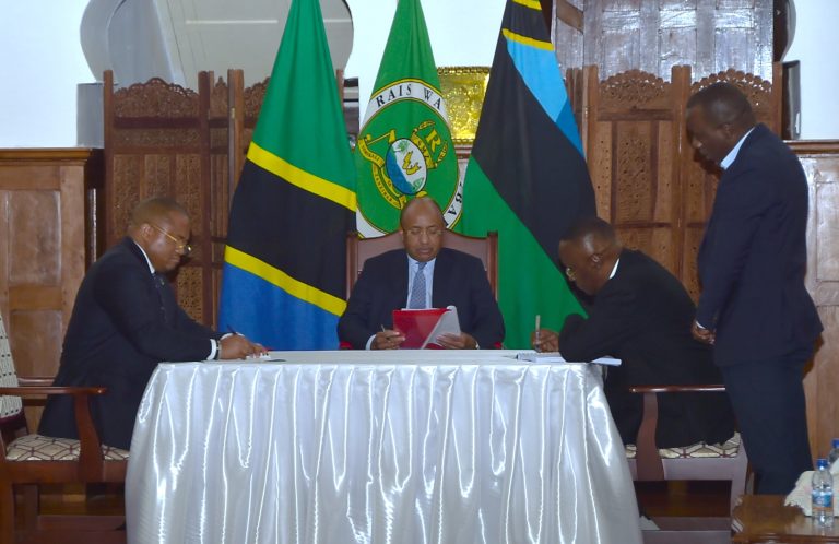 RAIS WA ZANZIBAR MHE.DKT. MWINYI ASHUHUDIA UTIAJI WA SAINI WA SMZ NA BENKI YA CRDB IKULU ZANZIBAR