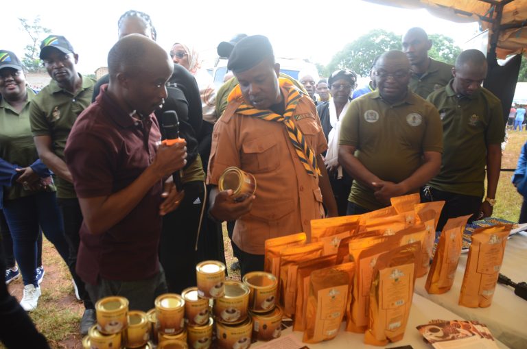 KIONGOZI WA MBIO ZA MWENGE  ATEMBELEA BANDA LA MCCCO,AWATAKA WANANCHI WA MKOA WA RUVUMA KUONGEZA KASI YA UNYWAJI WA KAHAWA ILI KUIMARISHA AFYA ZAO
