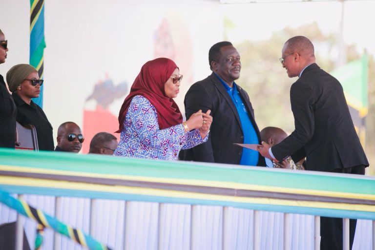 RAIS DKT. SAMIA AKIZUNGUMZA NA MTENDAJI MKUU WA TARURA  MEI MOSI SINGIDA