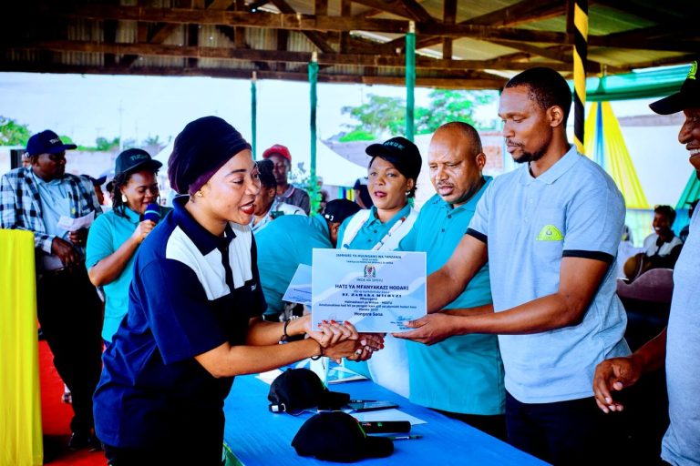 MKURUGENZI ZAHARA MICHUZI ATUNUKIWA CHETI CHA MFANYAKAZI HODARI MEI MOSI MASWA