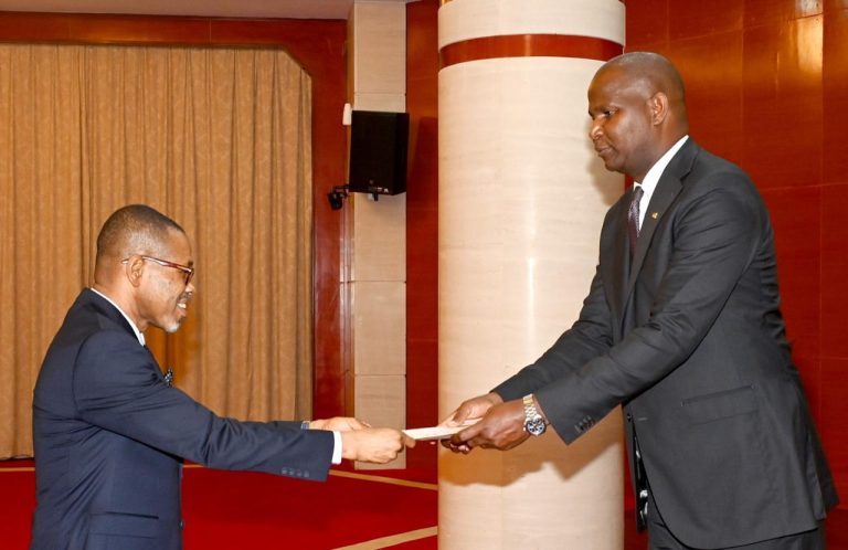 BALOZI WA TANZANIA NCHINI MSUMBIJI AWASILISHA HATI ZA UTAMBULISHO KWA RAIS CHAPO