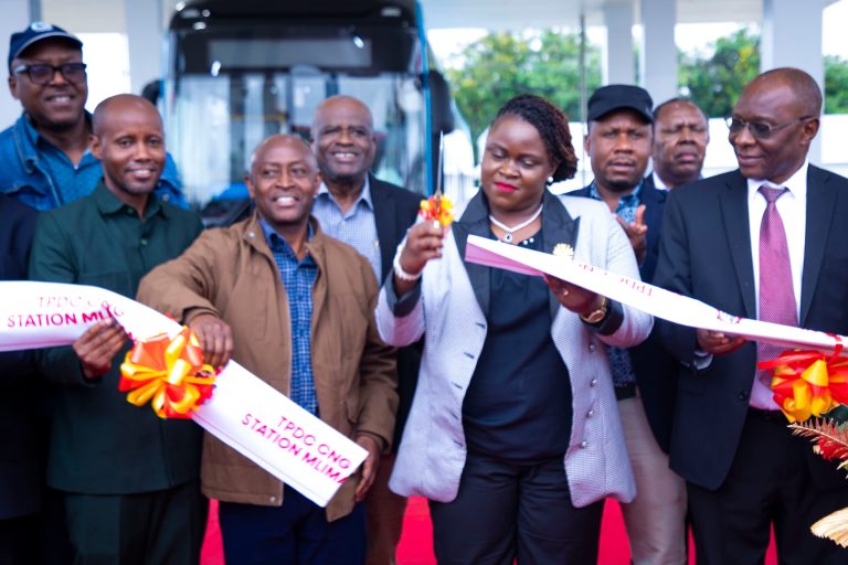 KAPINGA AZINDUA KITUO MAMA CHA GESI ASILIA ILIYOSHINDILIWA (CNG) JIJINI DAR ES SALAAM