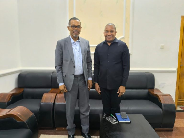 BALOZI HAMAD AKUTANA NA WAZIRI SHARIF ALI SHARIF ZANZIBAR